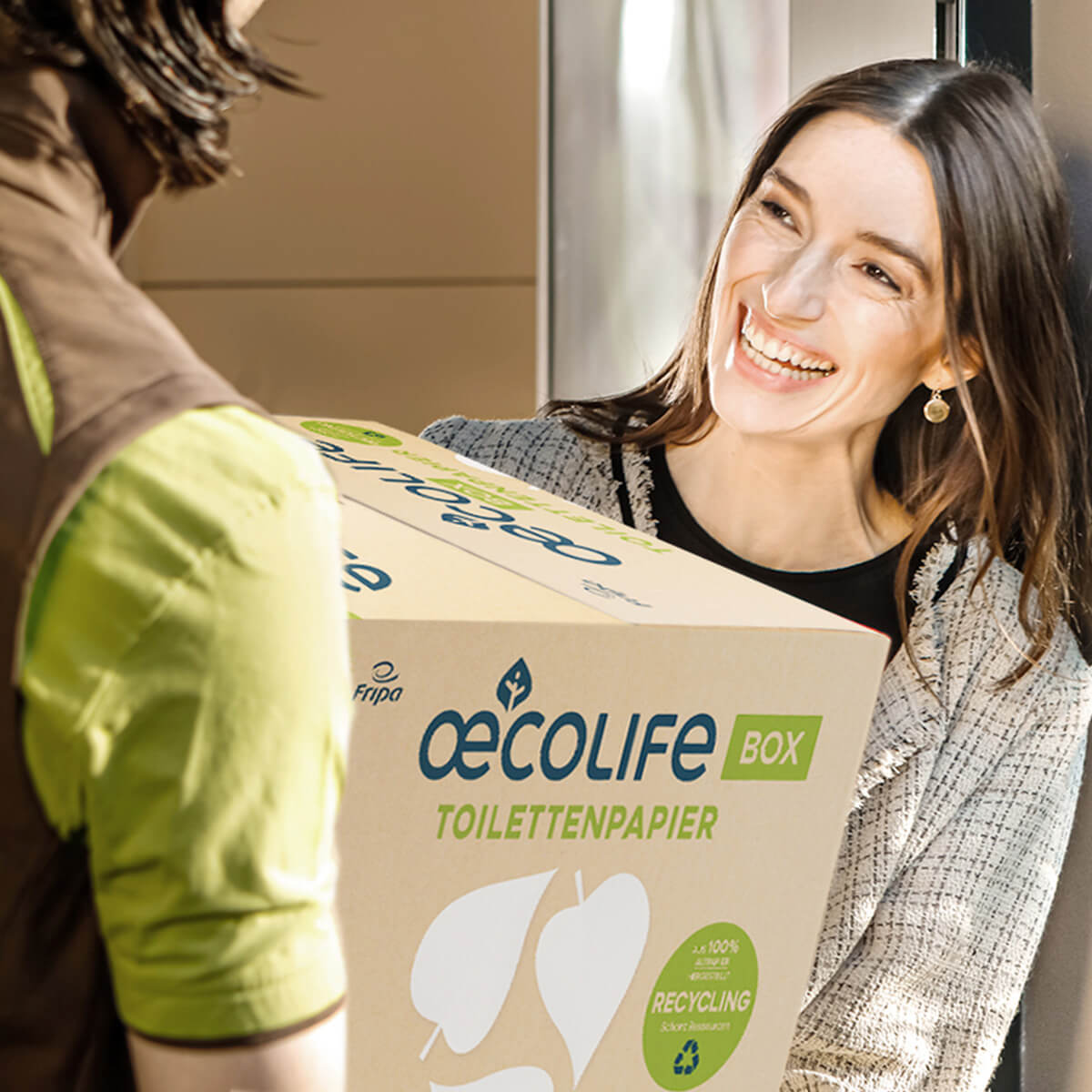 DHL Go Green bringt oecolife Toilettenpapier in der Box