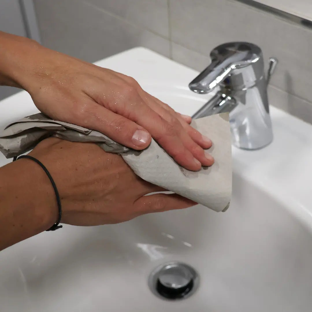 Jemand wäscht sich die Hände und trocknet sie mit den oecolife Papierhandtüchern