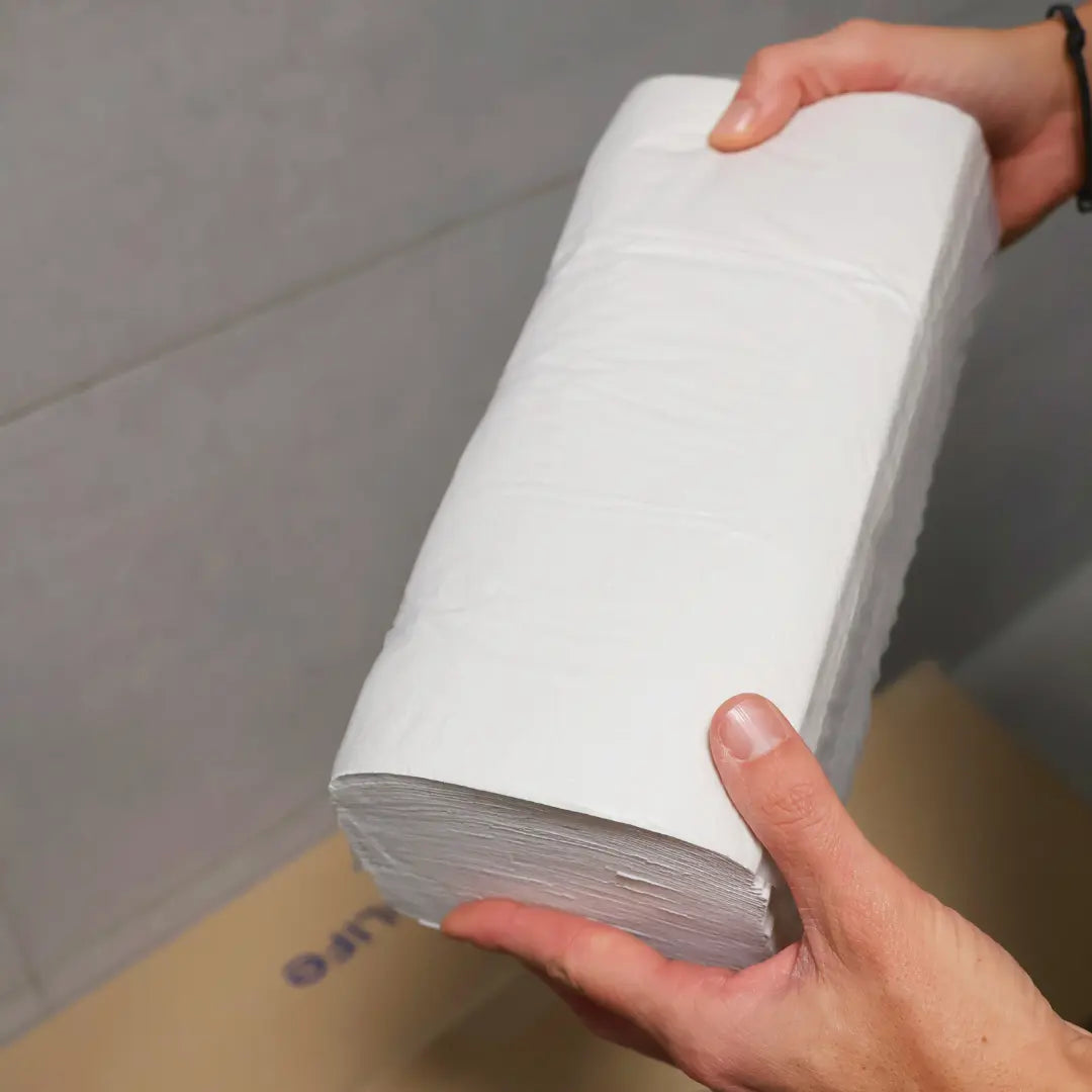 Päckchen Papierhandtücher in den Händen