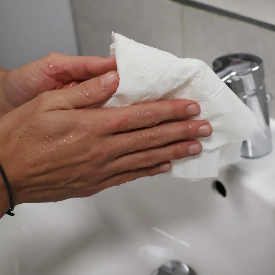 Jemand wäscht sich die Hände und trocknet sie mit den oecolife Papierhandtüchern