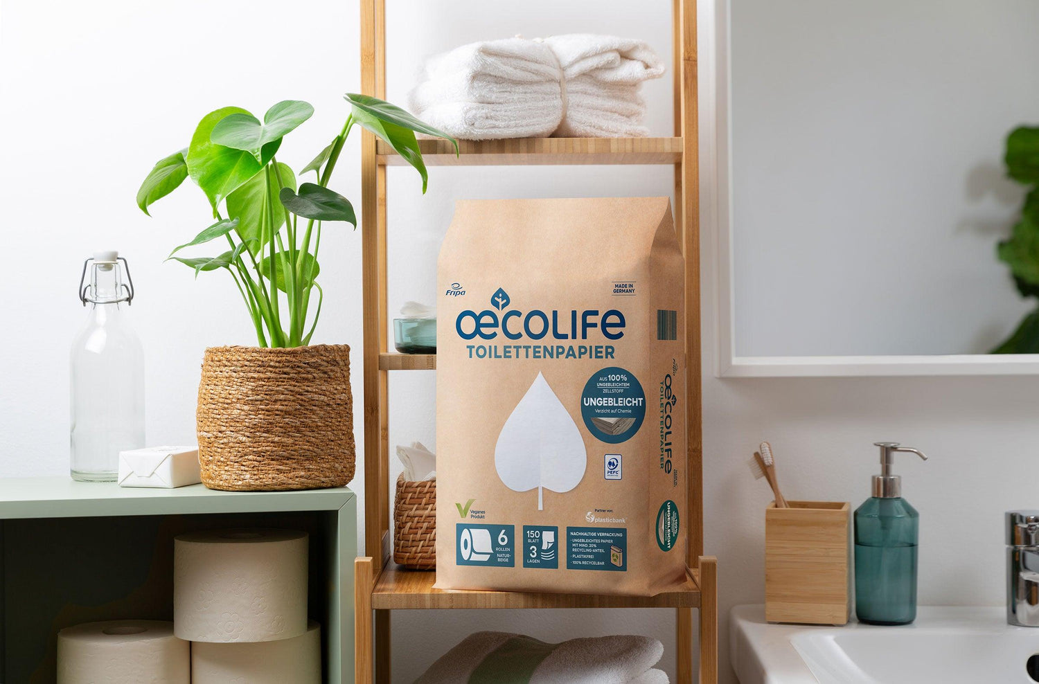 Plastikfreies Badezimmer: Das oecolife ungebleichte Toilettenpapier passt in jedes plastikfreie Bad