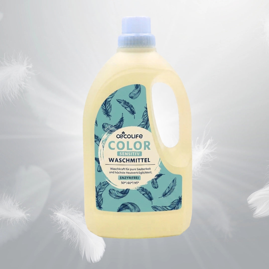 Color Waschmittel Sensitiv und Limette vor alten Plastikflaschen mit dem Recycling Symbol